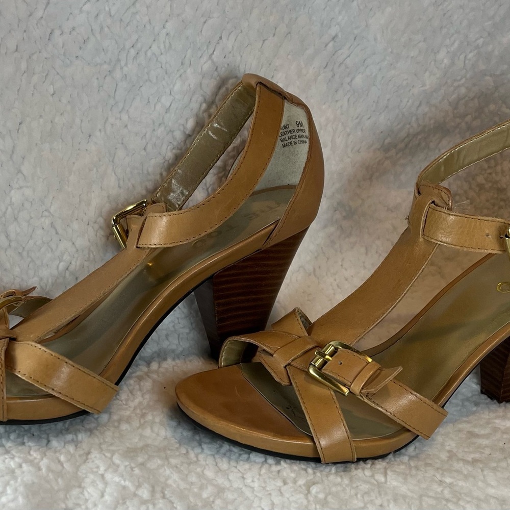 Me Too Tan Leather Women's Sandals